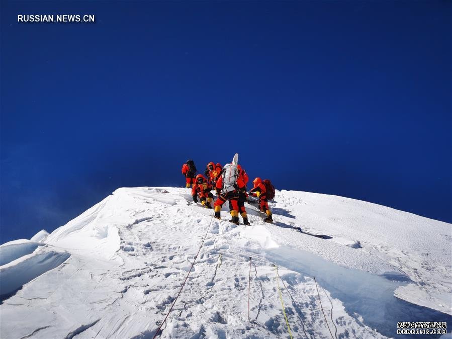 Китайская команда геодезистов достигла вершины горы Джомолунгма